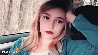 Mtoto mchangamfu ananyonya kwa furaha kadi ya punguzo